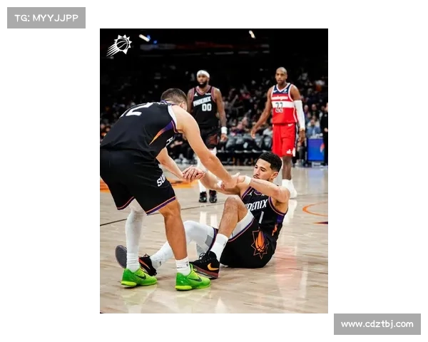 布克与队友默契配合助力太阳崛起 揭秘球场内外的合作与互动